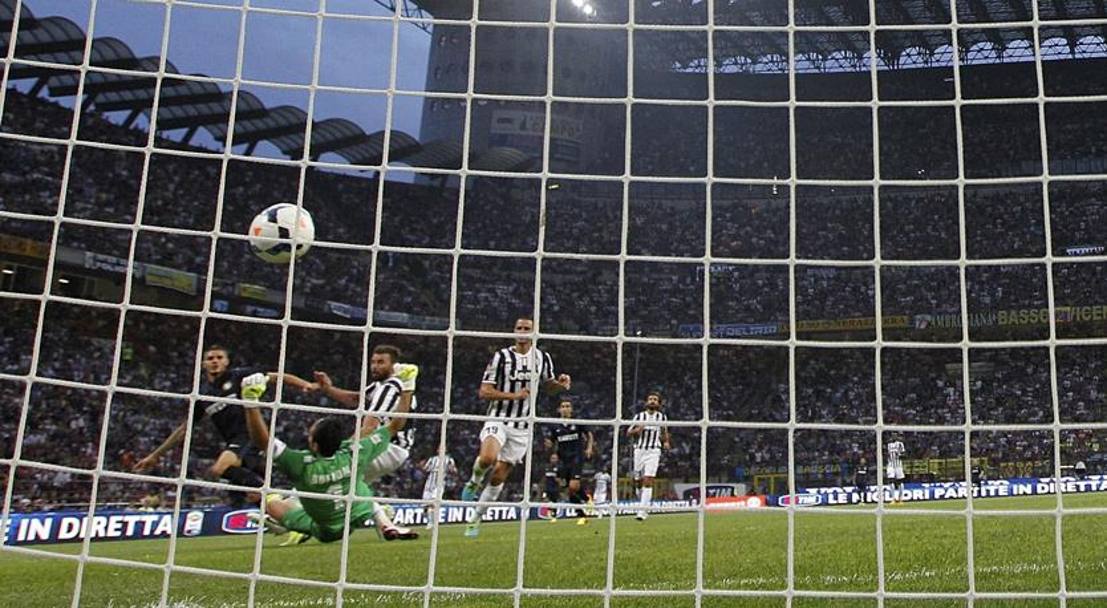 Buffon subisce il gol di Icardi nell&#39;1-1 contro l&#39;Inter. LaPresse